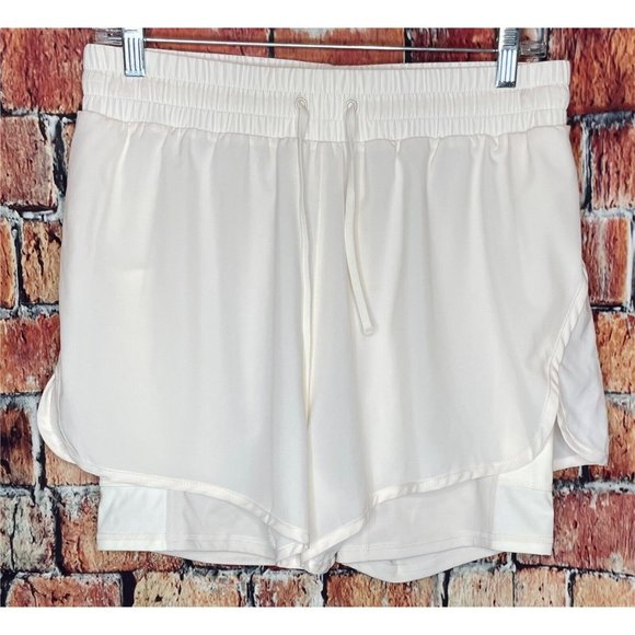 NWT Fabletics Women's Medium Sloane Run Shorts Athletic Concrete Silk Pockets - Picture 2 of 5